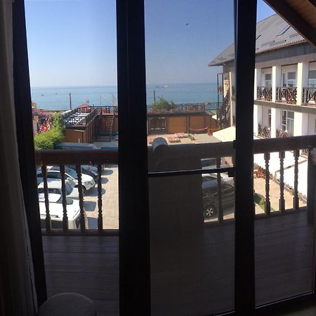 Hotel Веселий Кут à Zaliznyi Port Extérieur photo