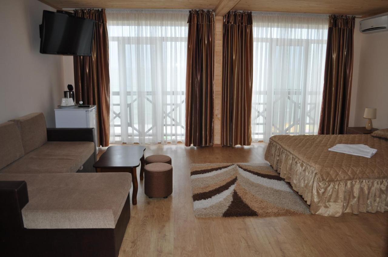 Hotel Веселий Кут à Zaliznyi Port Extérieur photo
