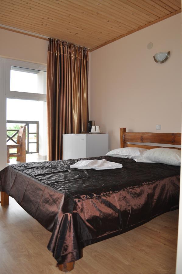 Hotel Веселий Кут à Zaliznyi Port Extérieur photo
