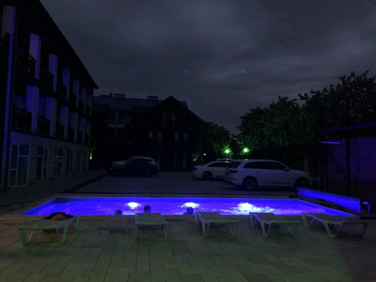 Hotel Веселий Кут à Zaliznyi Port Extérieur photo