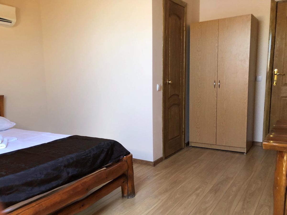 Hotel Веселий Кут à Zaliznyi Port Extérieur photo