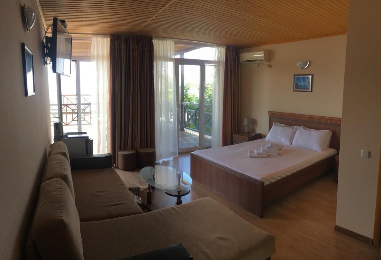 Hotel Веселий Кут à Zaliznyi Port Extérieur photo
