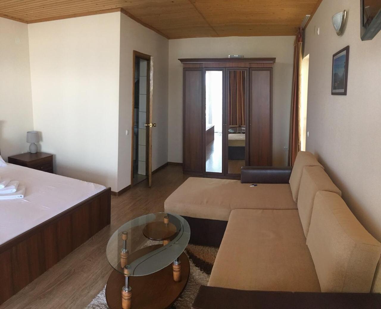 Hotel Веселий Кут à Zaliznyi Port Extérieur photo