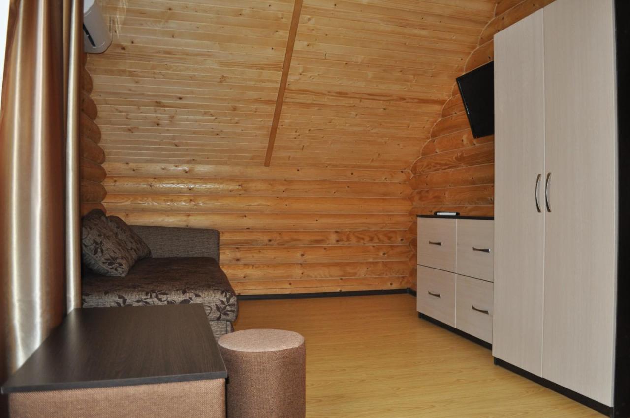 Hotel Веселий Кут à Zaliznyi Port Extérieur photo