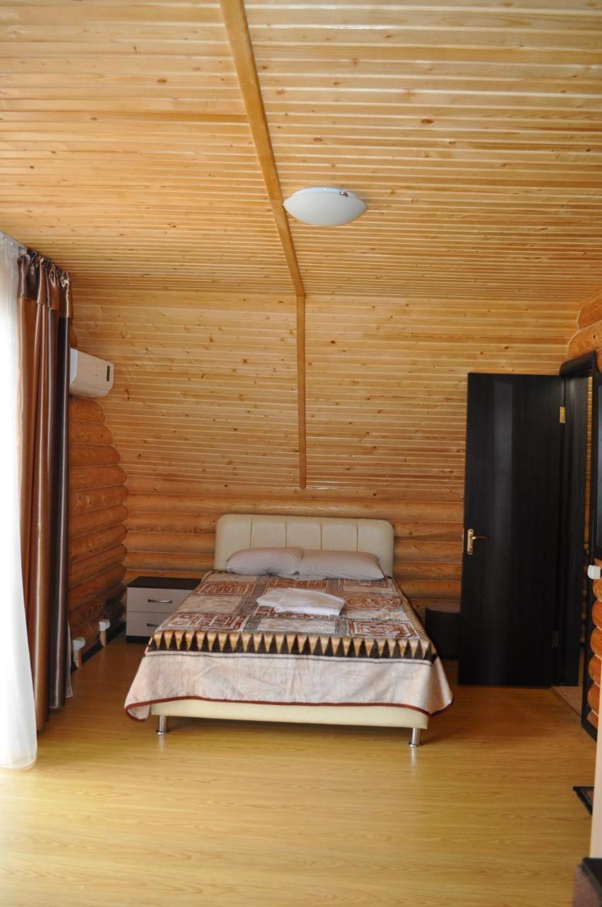 Hotel Веселий Кут à Zaliznyi Port Extérieur photo